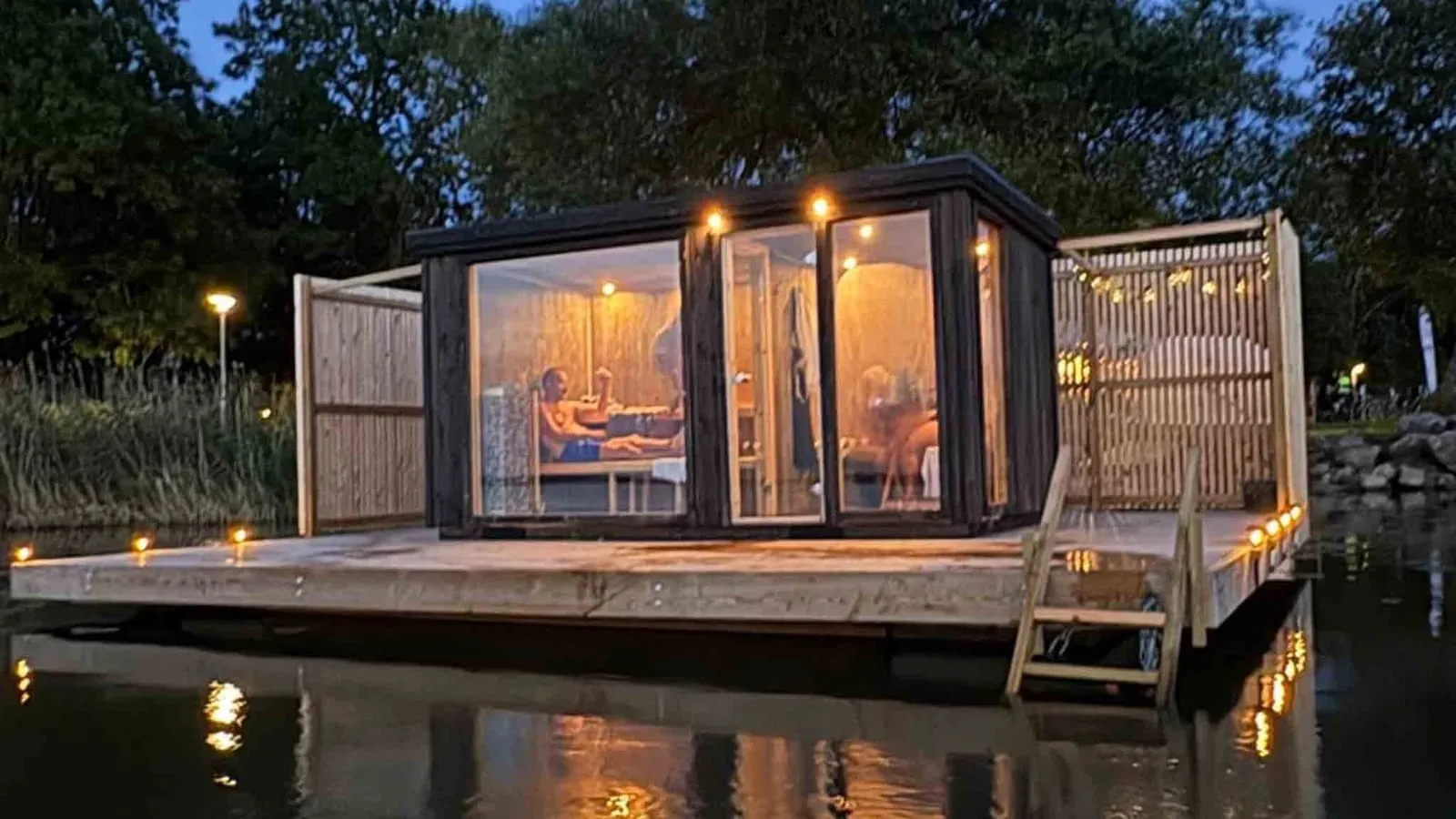Bastuflotten Mariestad floating sauna on Lake Vänern at night – booked via Rentalbuddy’s sauna booking system