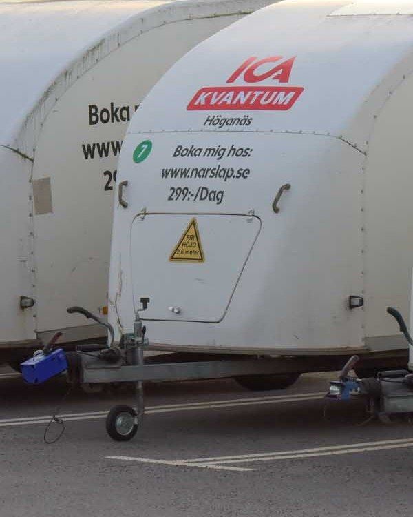 Närsläp's self-service rental trailer outside ICA Kvantum Höganäs, signed 'Boka mig hos: www.narslap.se' – book me at narslap.se