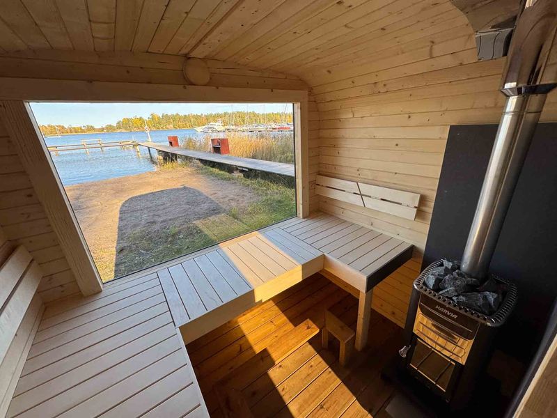Tom bastu med kamin och utsikt mot bryggan, redo för nästa gäst
