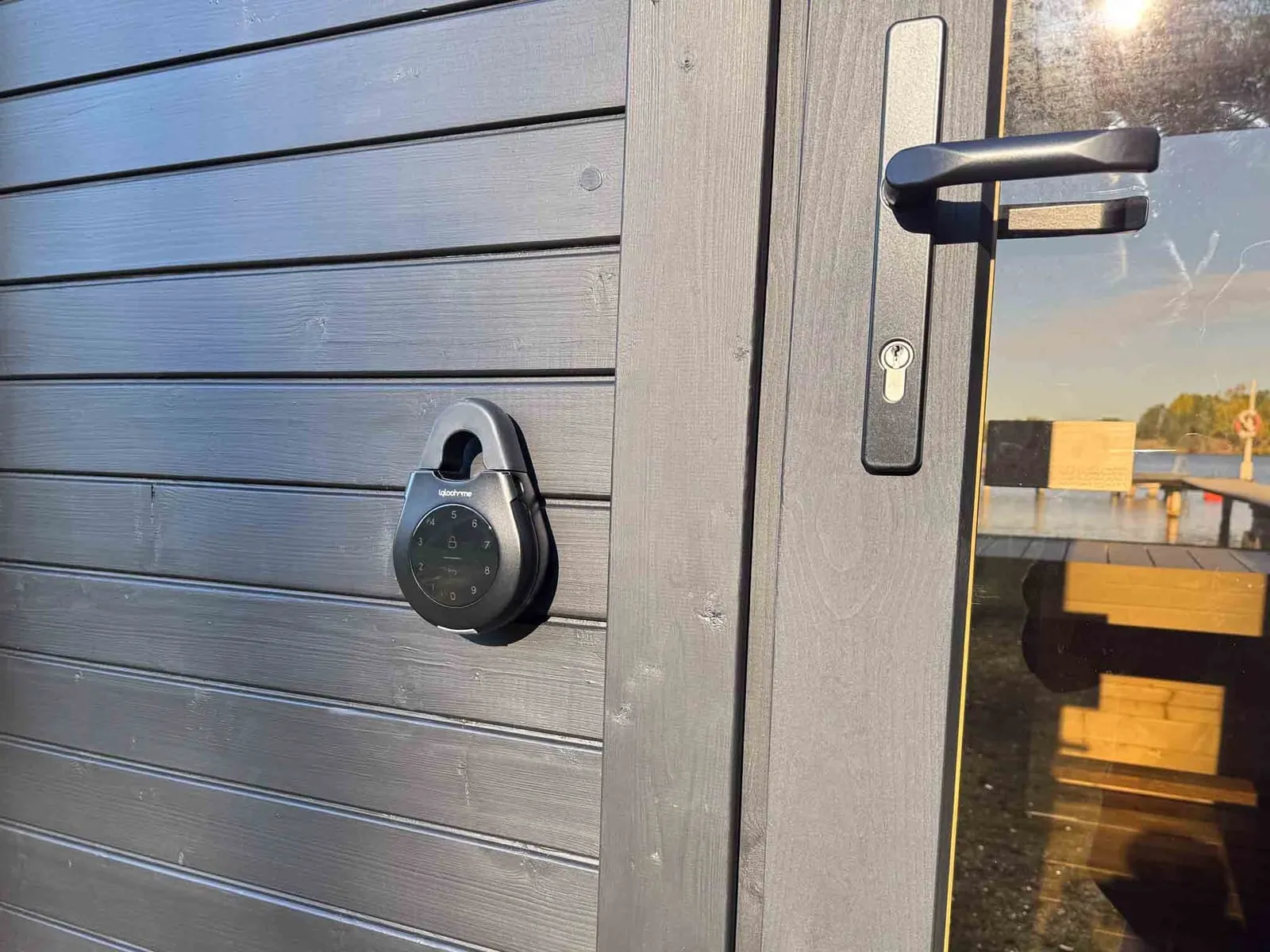Digital lock on Lilla Sauna’s entrance door used for self-service booking via Rentalbuddy