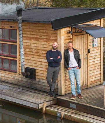 The owners of Grebo Bastubåt in front of their sauna boat