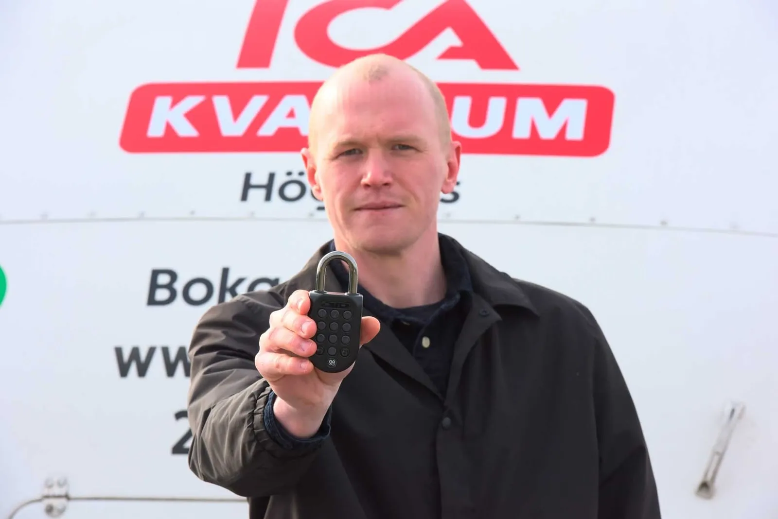Emil Jonsson, Rentalbuddy show a padlock
