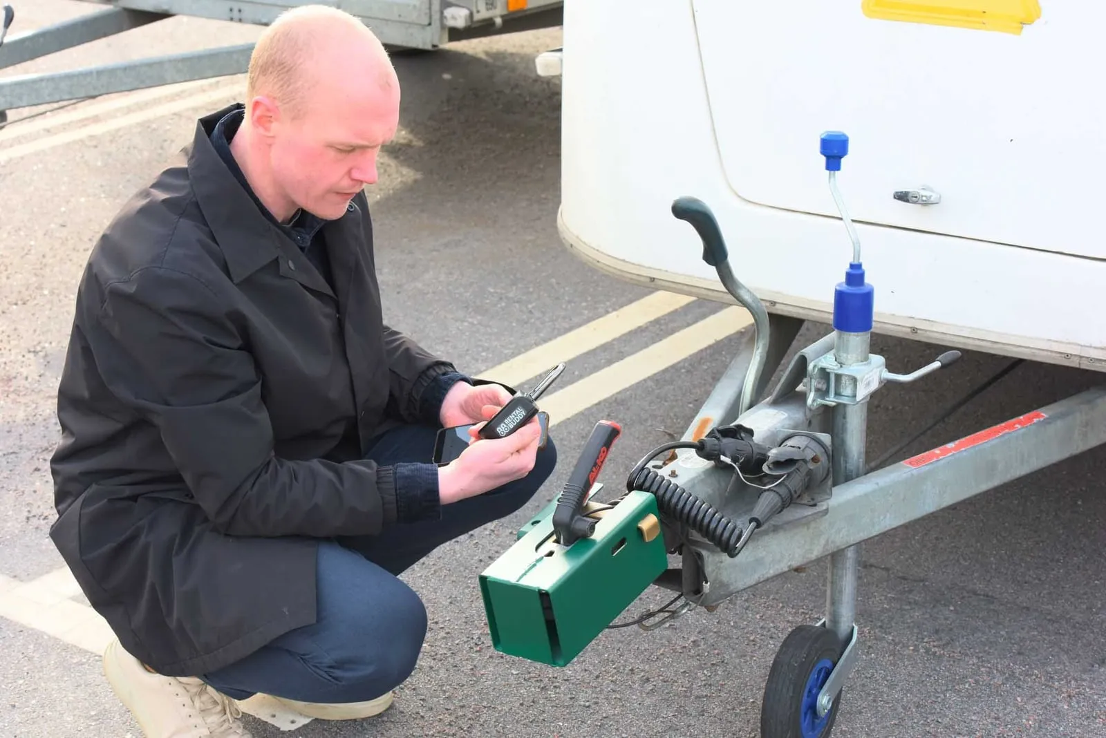 Opening padlock at unmanned trailer rental at ICA Höganäs